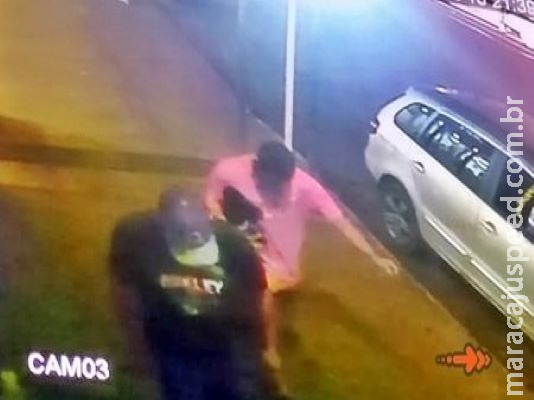 Dupla assalta farmácia e funcionário é agredido com coronhada na cabeça Dupla assalta farmácia e funcionário é agredido com coronhada na cabeça