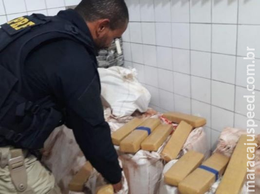 Dupla é presa com 363 quilos de maconha após perseguição na BR-163 Dupla é presa com 363 quilos de maconha após perseguição na BR-163