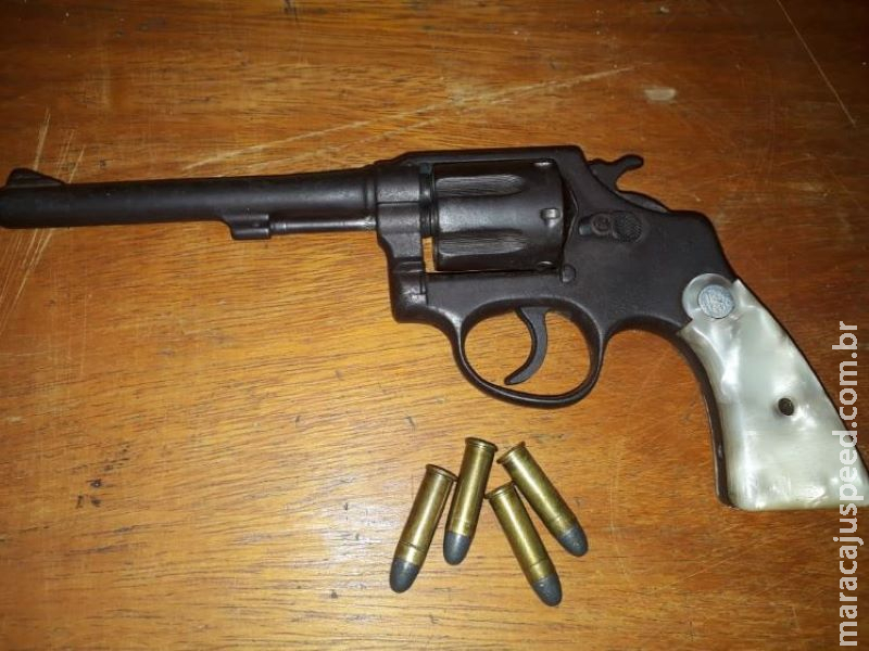 Durante banho de córrego, idoso é preso com arma de fogo Durante banho de córrego, idoso é preso com arma de fogo