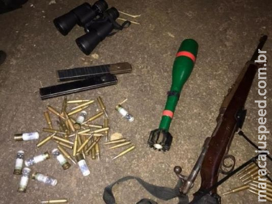 Durante sobrevoo, PM flagra homem com fuzil, 100 munições e explosivo Durante sobrevoo, PM flagra homem com fuzil, 100 munições e explosivo