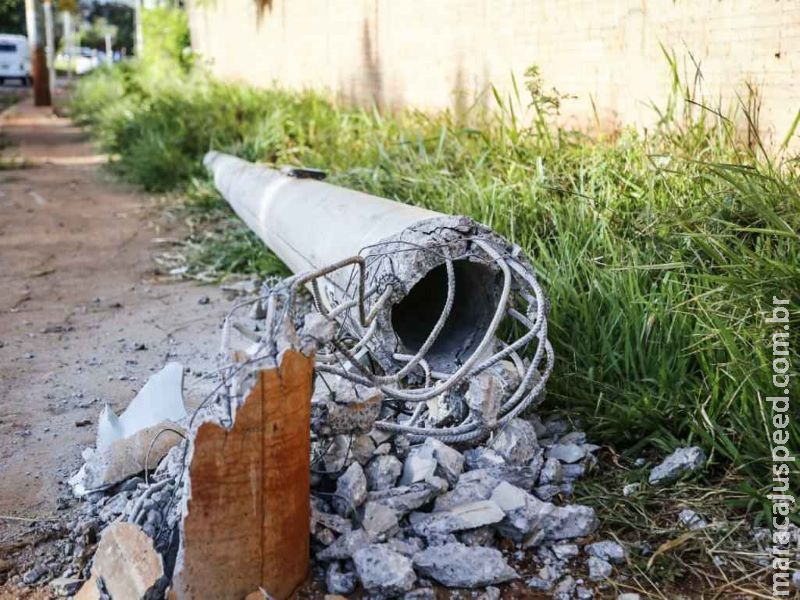 Embriagado, motorista perde controle e bate em poste de energia no São Francisco Embriagado, motorista perde controle e bate em poste de energia no São Francisco