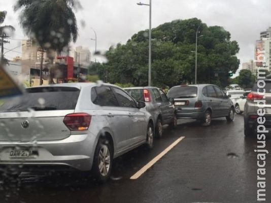 Engavetamento com três veículos deixa trânsito lento na Avenida Afonso Pena