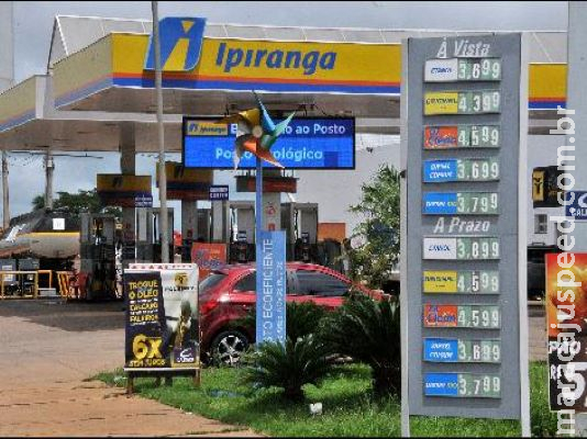 Gasolina sobe e governador quer compensação para reduzir ICMS