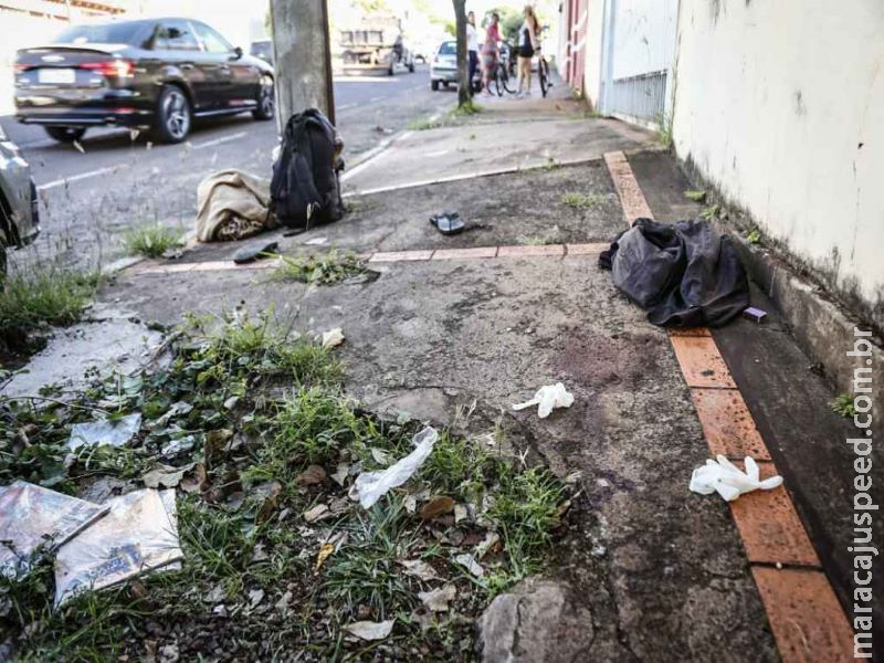 Homem é encontrado morto em calçada na rua Bahia com perfuração na axila Homem é encontrado morto em calçada na rua Bahia com perfuração na axila