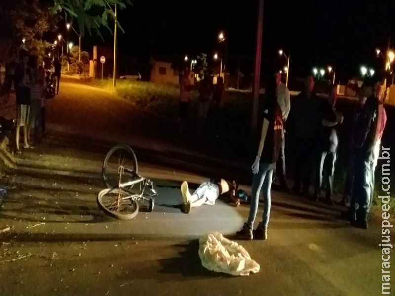 Homem é executado na rua com 4 tiros por motociclista Homem é executado na rua com 4 tiros por motociclista