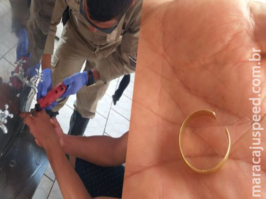 Homem pede socorro a Bombeiros para retirar aliança de casamento presa em dedo Homem pede socorro a Bombeiros para retirar aliança de casamento presa em dedo
