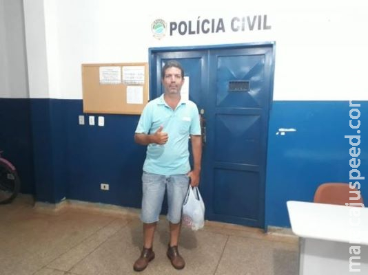 Homem que apanhou de prefeito é solto após amigos pagarem fiança Homem que apanhou de prefeito é solto após amigos pagarem fiança