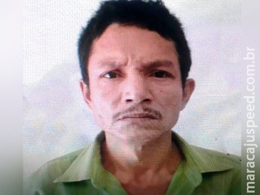 Homem que matou namorada com golpes de martelo é preso escondido em casa Homem que matou namorada com golpes de martelo é preso escondido em casa