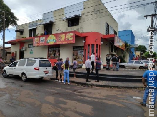Homem tentou assaltar filho de policial civil antes de ser morto com 3 tiros Homem tentou assaltar filho de policial civil antes de ser morto com 3 tiros