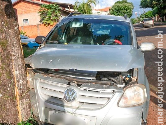 Idoso bate em árvores, lixeira, pula de carro e diz "iam me sequestrar" Idoso bate em árvores, lixeira, pula de carro e diz "iam me sequestrar"