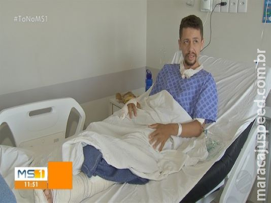 Jovem que parou em capô de carro diz que mochila o salvou e agradece atendimento de bombeiros Jovem que parou em capô de carro diz que mochila o salvou e agradece atendimento de bombeiros