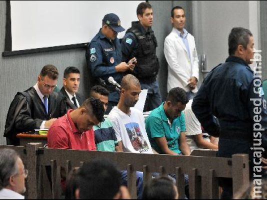 Julgamento de dois dias termina com penas de mais de 50 anos e réu sem defesa