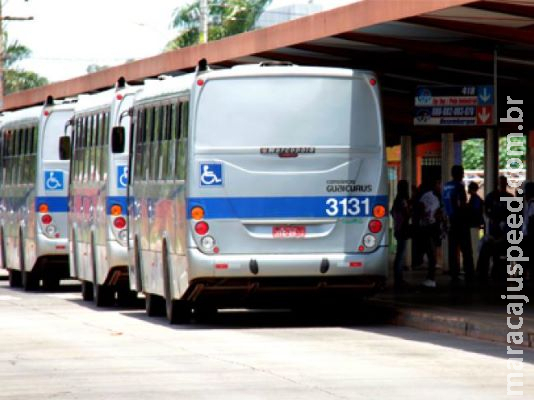 Ladrão ameaça dar soco em jovem e rouba celular dentro de ônibus