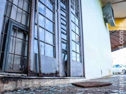 Ladrão tenta arrombar conveniência com tampa de bueiro e é preso Ladrão tenta arrombar conveniência com tampa de bueiro e é preso
