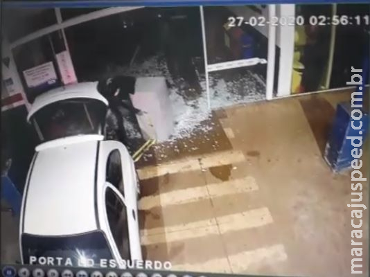 Ladrões usam carro para estourar porta de supermercado e levam cofre Ladrões usam carro para estourar porta de supermercado e levam cofre