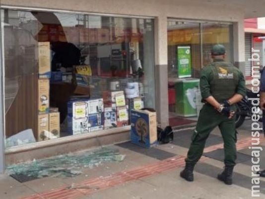 Lojas têm vitrine quebrada e porta pichada depois de Carnaval no Centro Lojas têm vitrine quebrada e porta pichada depois de Carnaval no Centro