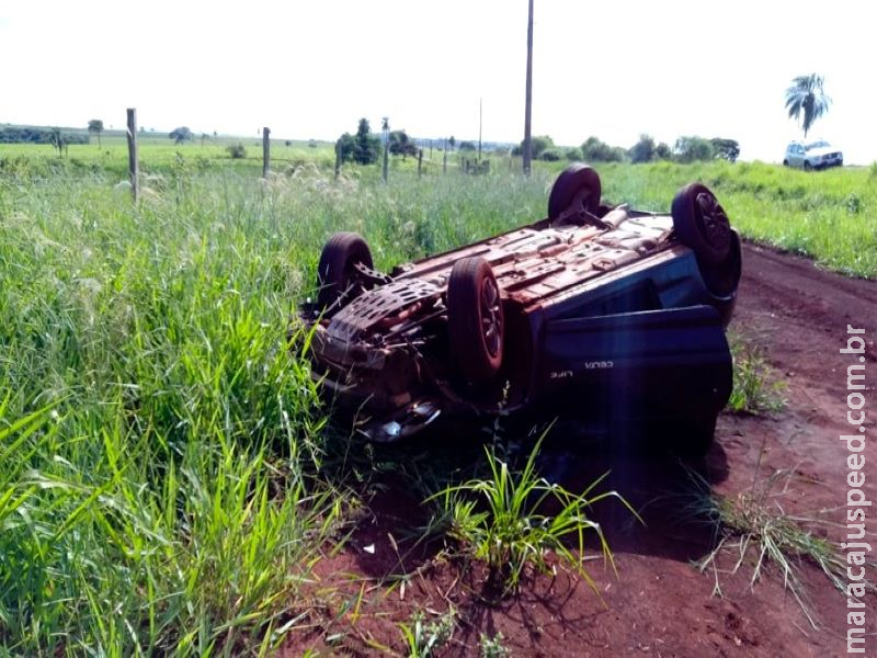 Mãe olha filho na cadeirinha, perde controle e capota carro na BR-060