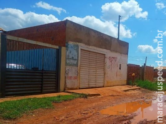 Menina de 2 anos é socorrida pelos bombeiros após tomar soda cáustica Menina de 2 anos é socorrida pelos bombeiros após tomar soda cáustica
