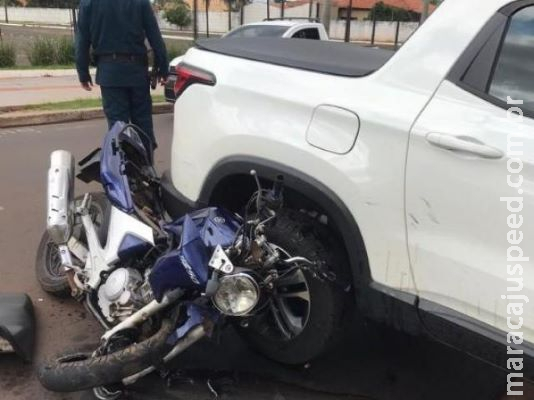 Motocicleta vai parar embaixo de picape e piloto sofre ferimentos graves Motocicleta vai parar embaixo de picape e piloto sofre ferimentos graves