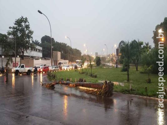 Motociclista arrastado pela enxurrada na Rachid Neder foi resgatado por populares