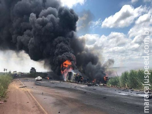 Motorista morre carbonizado em acidente entre carreta e caminhão