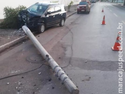 Motorista sem CNH perde controle da direção e derruba poste de energia Motorista sem CNH perde controle da direção e derruba poste de energia