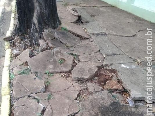 Mulher de 64 anos se machuca em calçada que está irregular há mais de cinco anos