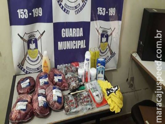 Mulheres são presas furtando picanha, charque e perfumaria em atacadista Mulheres são presas furtando picanha, charque e perfumaria em atacadista