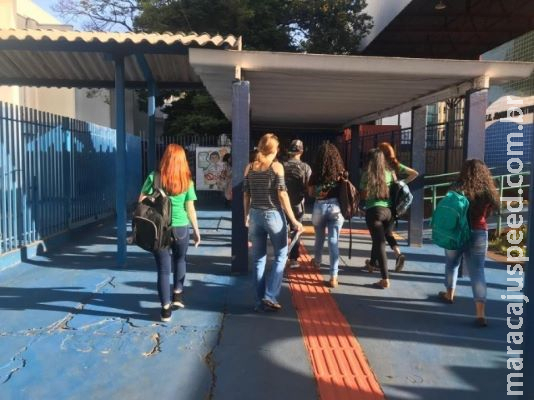 Na volta às aulas, drone cuida trânsito, enquanto alunos traçam metas