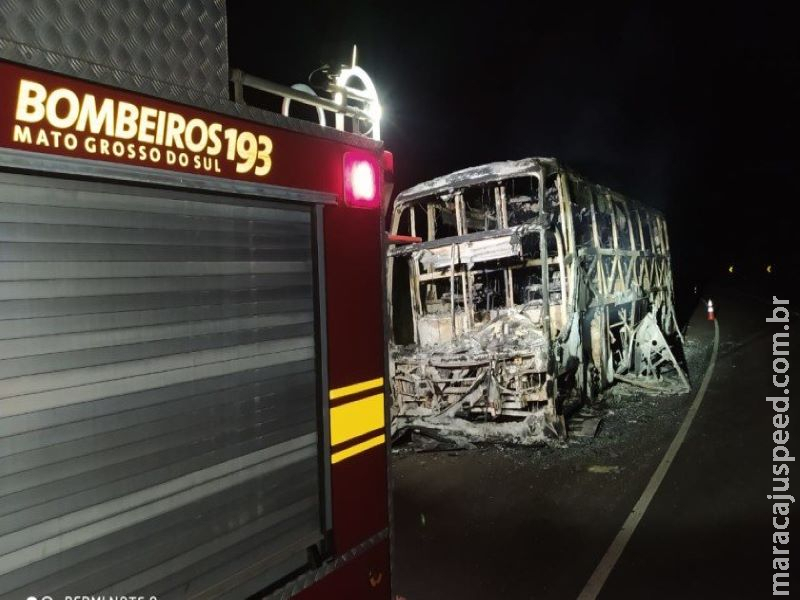 Ônibus que transportava trabalhadores de lavoura é destruído por incêndio