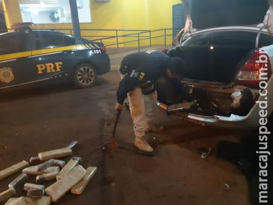 Para pagar dívida, homem aceita traficar droga em para-choque, mas é preso Para pagar dívida, homem aceita traficar droga em para-choque, mas é preso