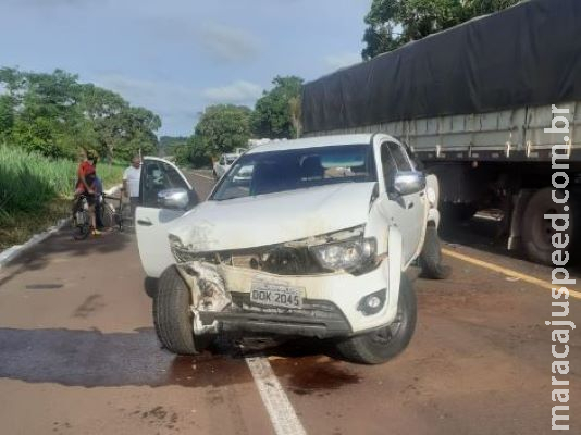 Pneu escapa e atinge caminhonete que bate em caminhão na BR-262