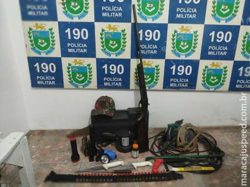 Polícia apreende arma, munições, fardas camufladas e carne suspeita Polícia apreende arma, munições, fardas camufladas e carne suspeita