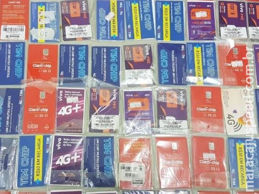 Polícia apreende em casa de foragido pistola 9mm, 14 munições e 54 chips Polícia apreende em casa de foragido pistola 9mm, 14 munições e 54 chips