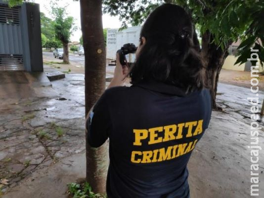 Polícia faz perícia em local onde dois foram atacados a tiros de pistola Polícia faz perícia em local onde dois foram atacados a tiros de pistola