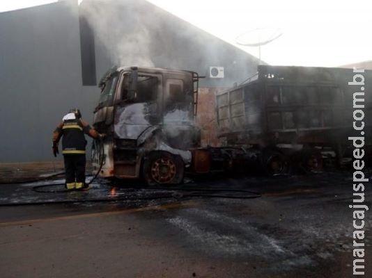 Polícia investiga incêndio que consumiu caminhão e deixou rua sem energia