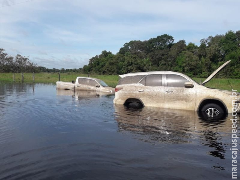 Polícia recupera duas caminhonetes roubadas abandonadas no Pantanal em Aquidauana