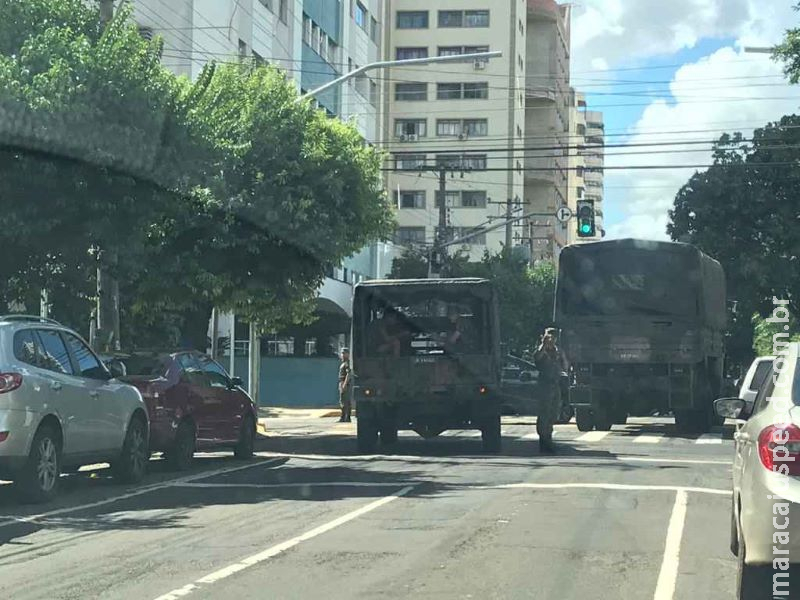 Acidente com caminhão do Exército deixa trânsito lento no Centro