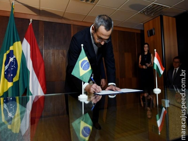 Acordo com governo húngaro vai conceder 750 bolsas de ensino para brasileiros até 2022