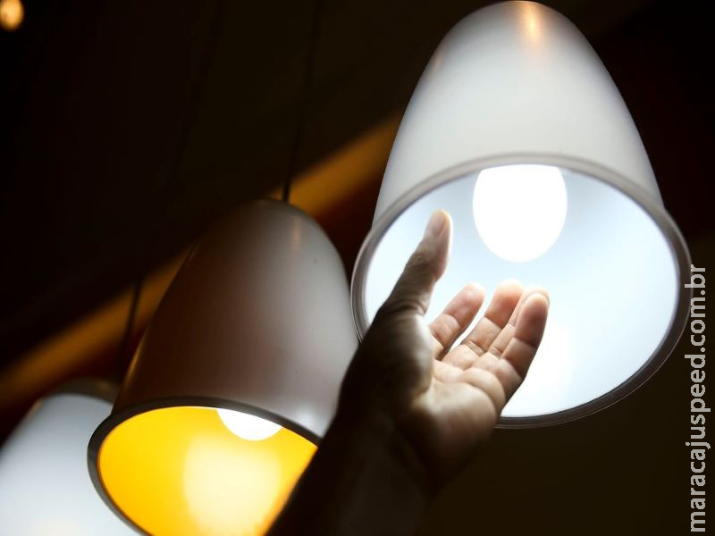 Aneel suspende por 90 dias cortes no fornecimento de energia elétrica Aneel suspende por 90 dias cortes no fornecimento de energia elétrica