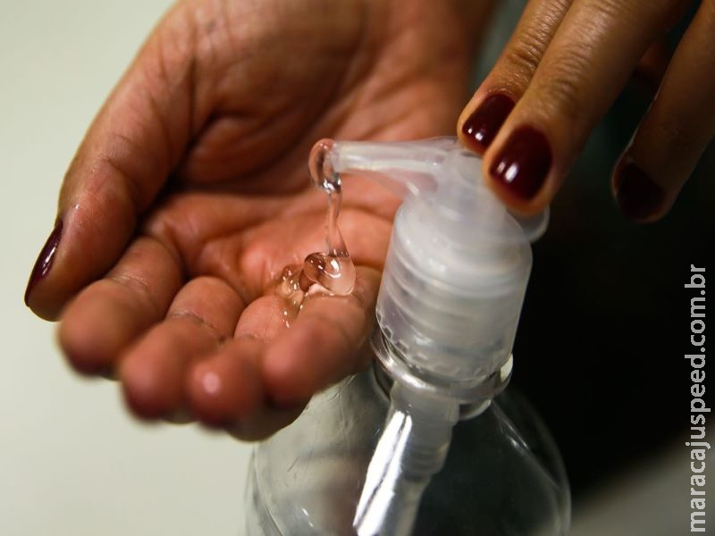 Anvisa libera fabricação e venda de álcool e desinfetantes Anvisa libera fabricação e venda de álcool e desinfetantes