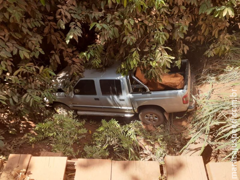 Ao dar passagem, caminhonete desce barranco no córrego do Japonês, em Anastácio