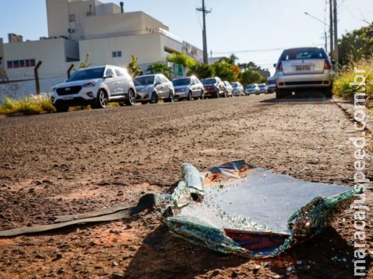 Bandidos fazem arrastão em carros de pacientes parados próximo a clínica