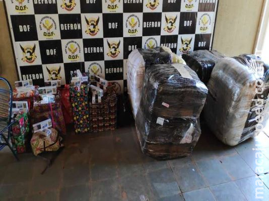 “Batida” em ônibus termina com sete presos e apreensão de drogas e contrabando “Batida” em ônibus termina com sete presos e apreensão de drogas e contrabando