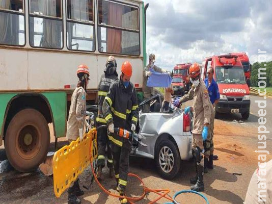 Batida entre carro e ônibus deixa trabalhadores de usina feridos em MS Batida entre carro e ônibus deixa trabalhadores de usina feridos em MS