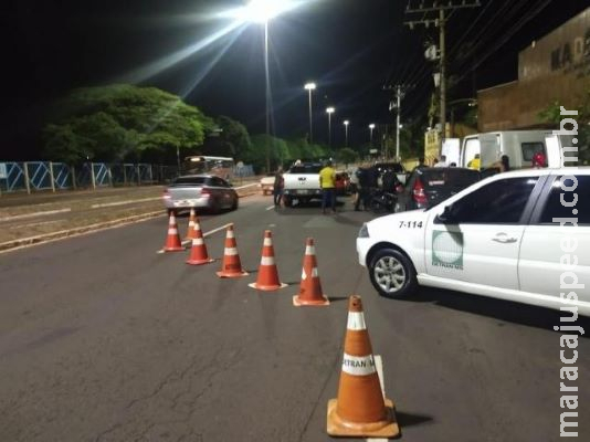 Blitz da Lei Seca flagra 30 condutores embriagados na Costa e Silva Blitz da Lei Seca flagra 30 condutores embriagados na Costa e Silva