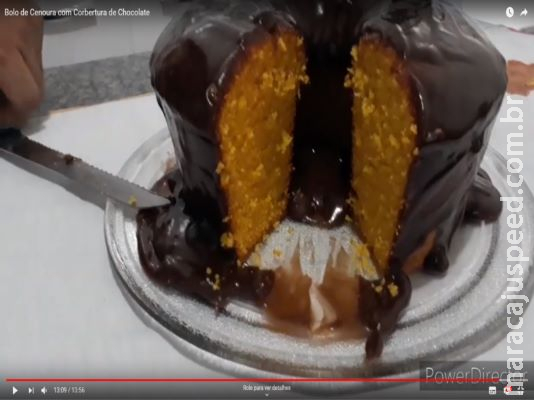 Bolo de cenoura com corbertura de chocolate
