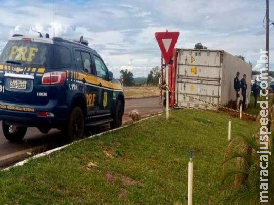 Carregada com carne de frango, carreta tomba em rotatória da MS-134
