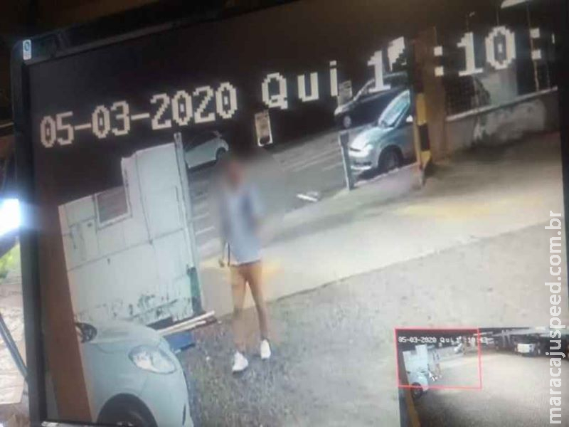 Carro furtado por ex-funcionário de dentro de estacionamento é encontrado abandonado