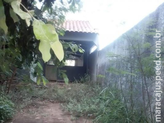 Casa abandonada virou "boca de fumo", reclama moradora